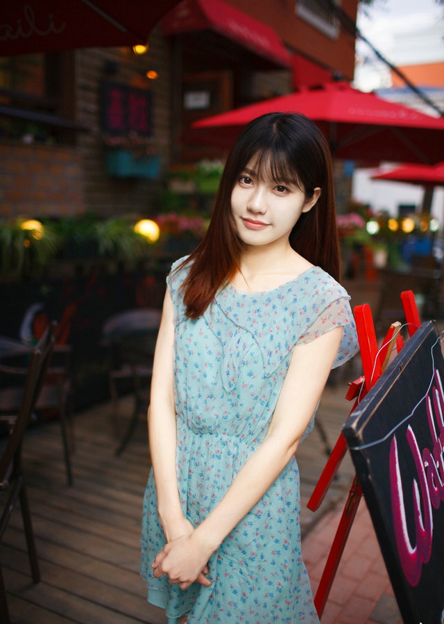 清新连衣裙妹子夜色下的绝美容颜