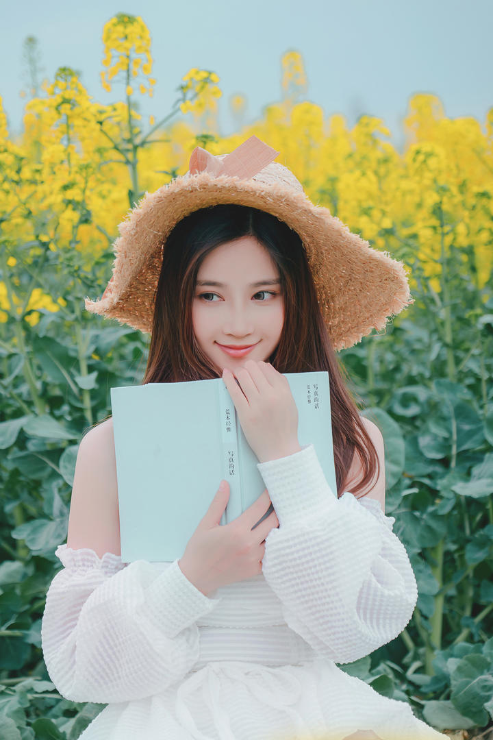 油菜花田里的清纯养眼女神个人艺术照欣赏