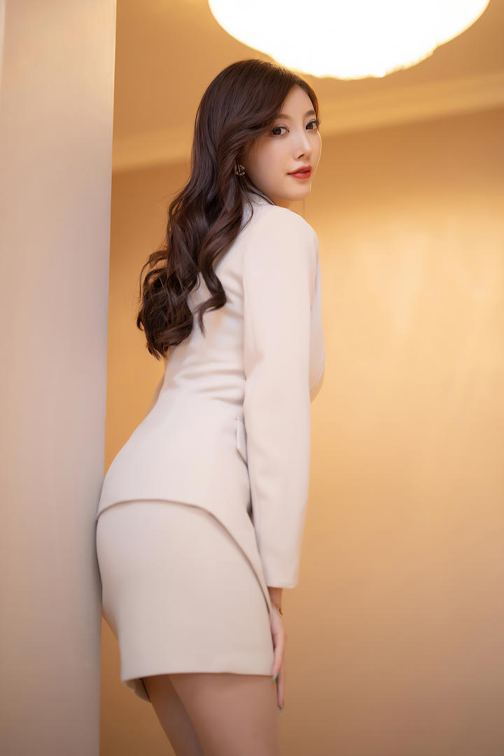 穿着职业套装的韩国女主播杨晨晨图片