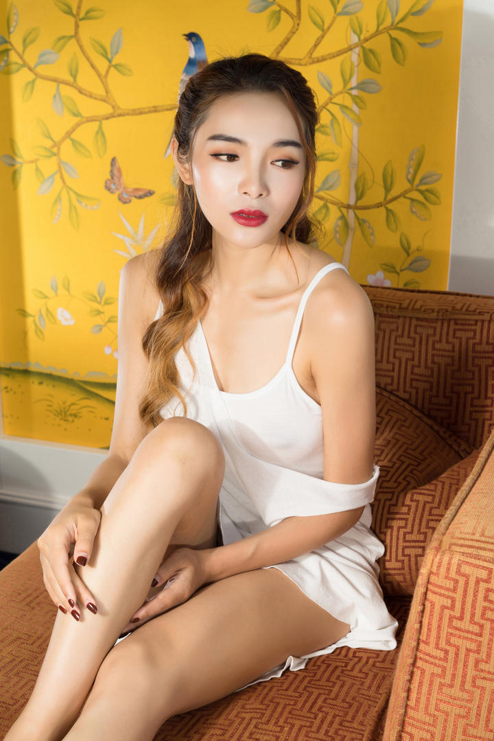坐在沙发上的性感美女写真图片