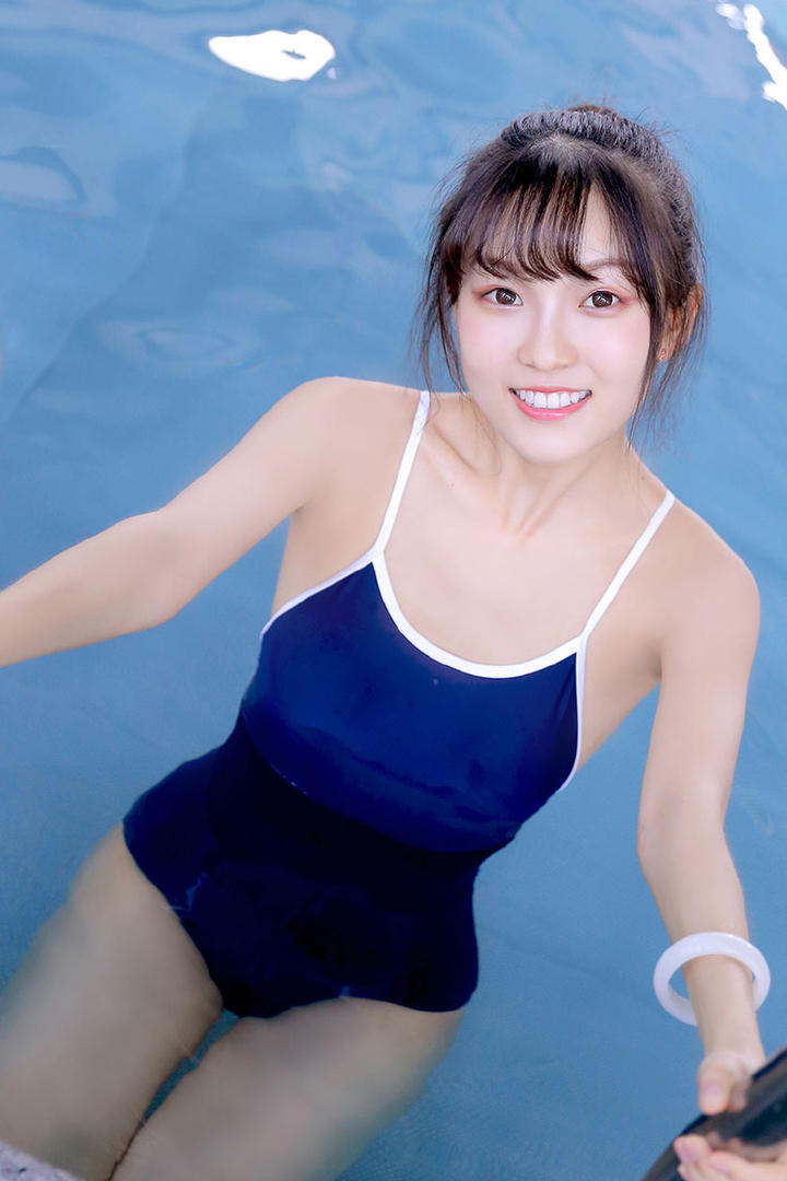 游泳池里泳装美女图片