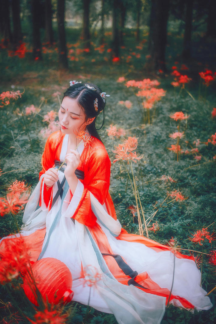 手拿鲜花的唯美古装美女图片