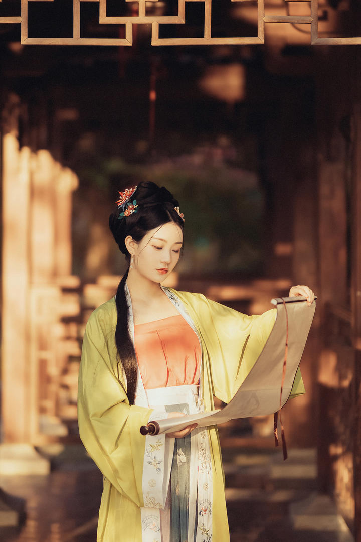 欣赏字画的古典美女壁纸图片大全