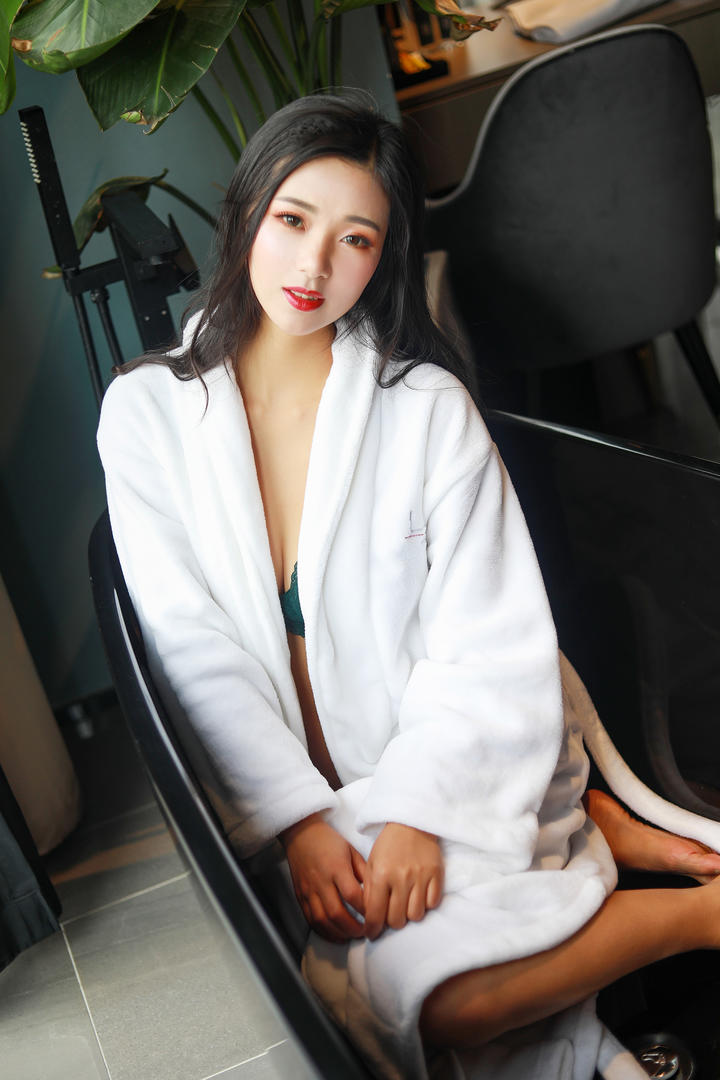 穿着白色睡衣的漂亮美女图片