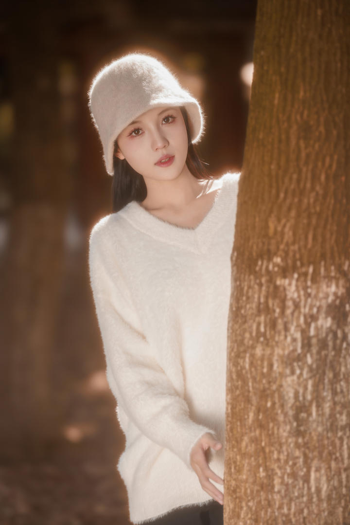 树林里的气质美女个人艺术照写真素材图片