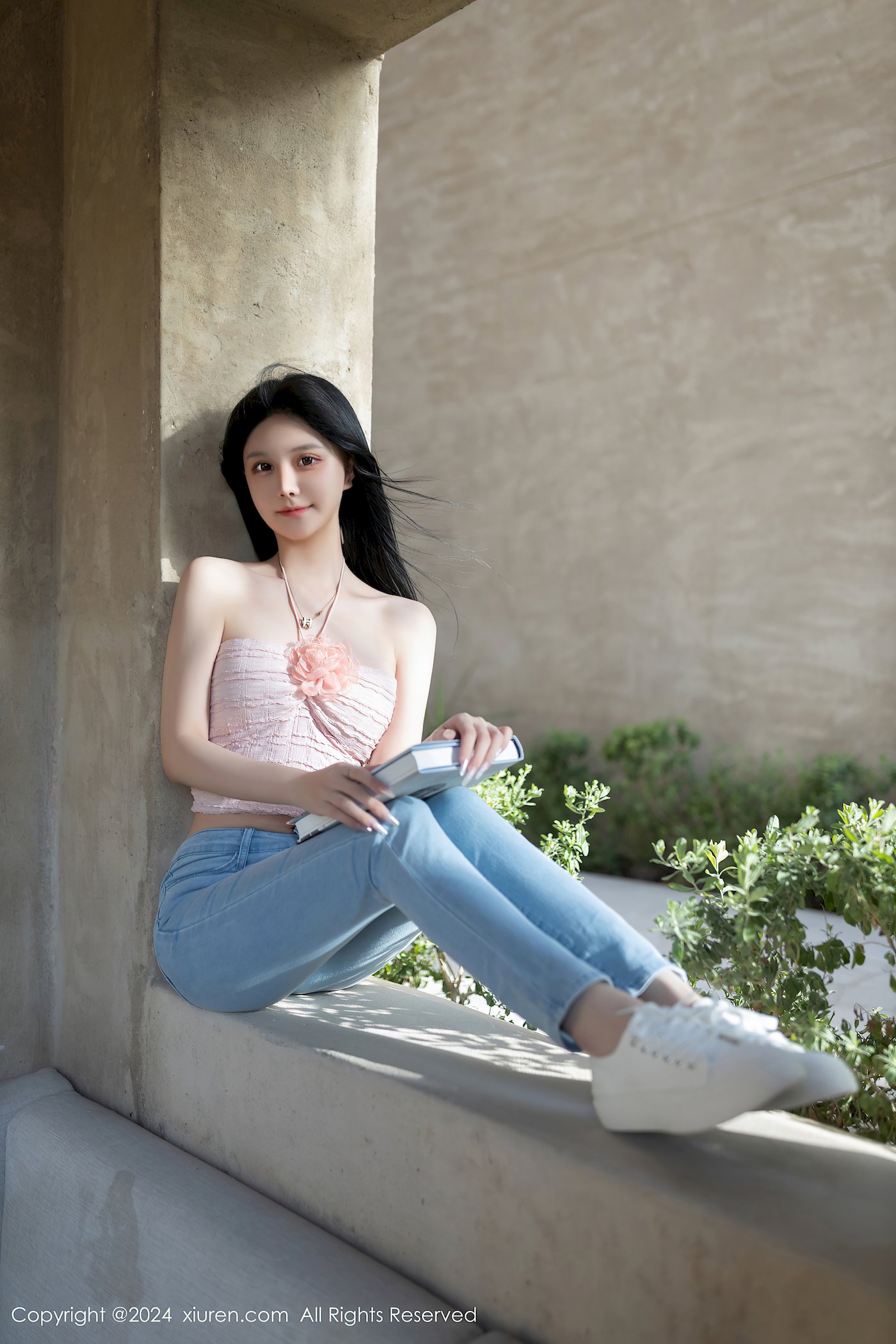 秀人网美女模特幼幼粉色上衣搭配蓝色牛仔裤性感写真