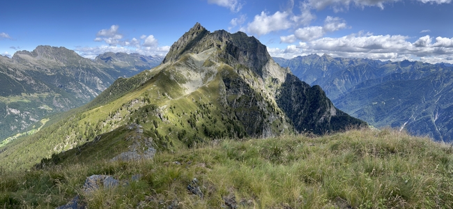 蓝色天空白云巍峨高山山脉风光摄影图片