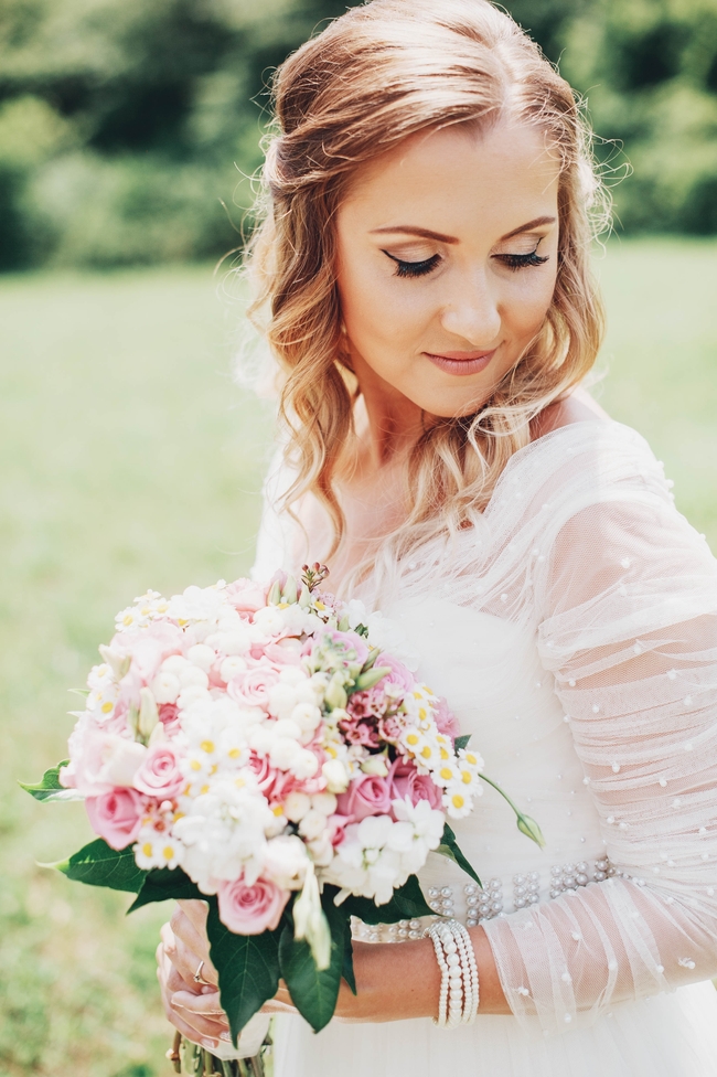 新娘美女手捧花束婚纱写真图片
