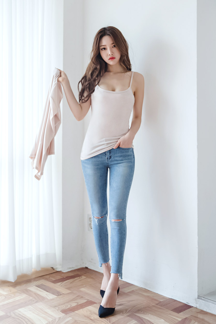 韩国漂亮的牛仔裤美女模特高清图片