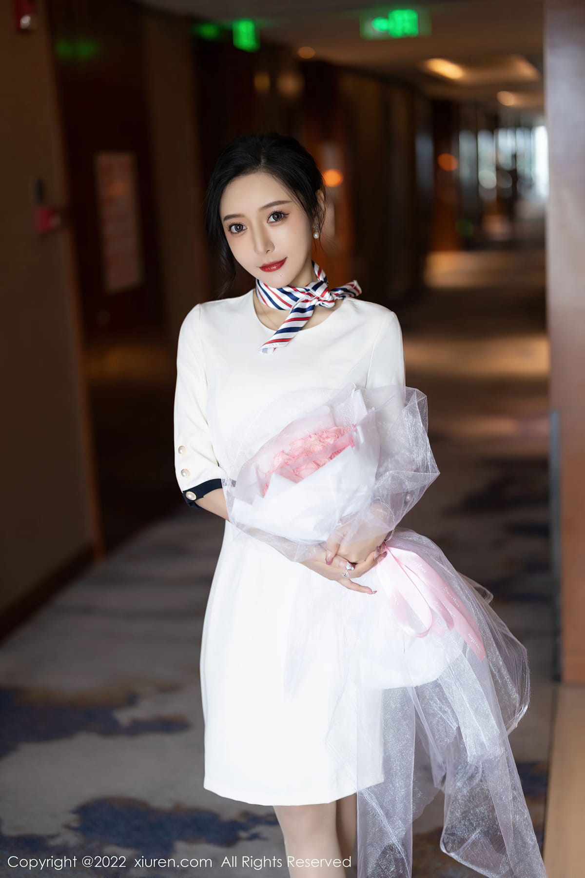 秀人网性感女神王馨瑶yanni白色连衣短裙原色丝袜撩人写真