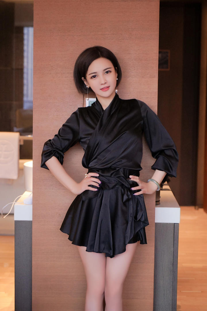 靠在柱子上的性感短发美女图片