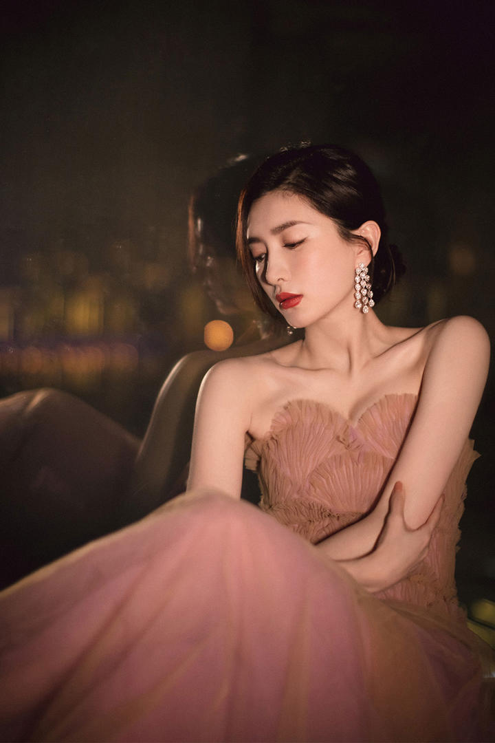 穿着公主裙的美女明星江疏影艺术写真图片