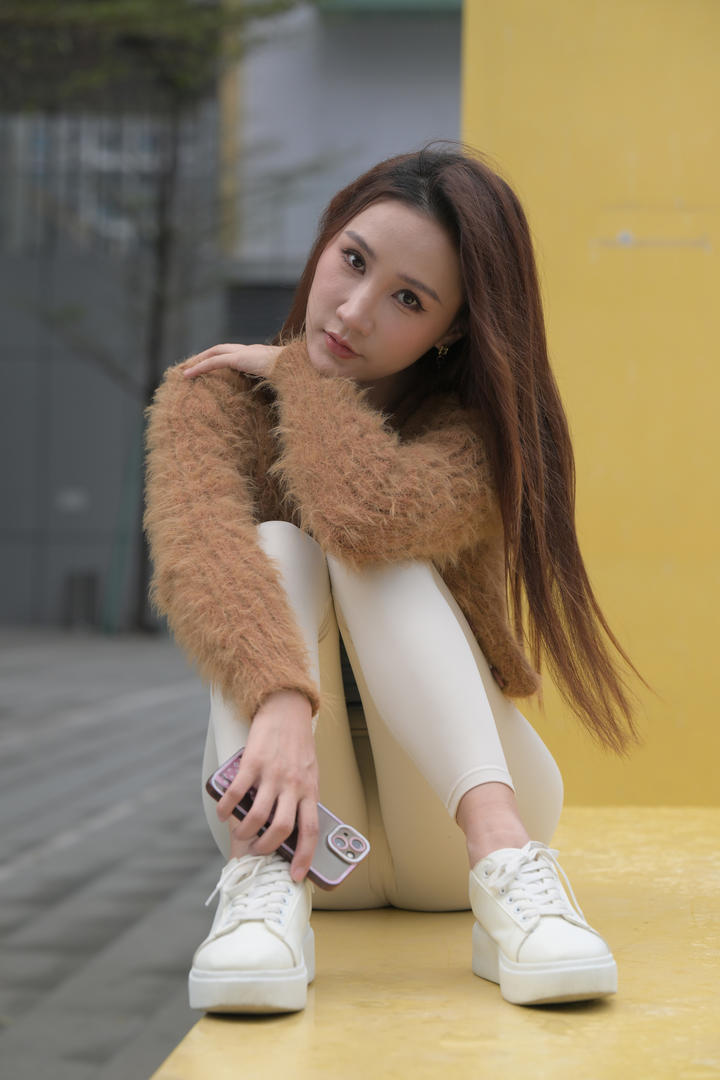 时尚性感美女紧身裤显凹槽图片