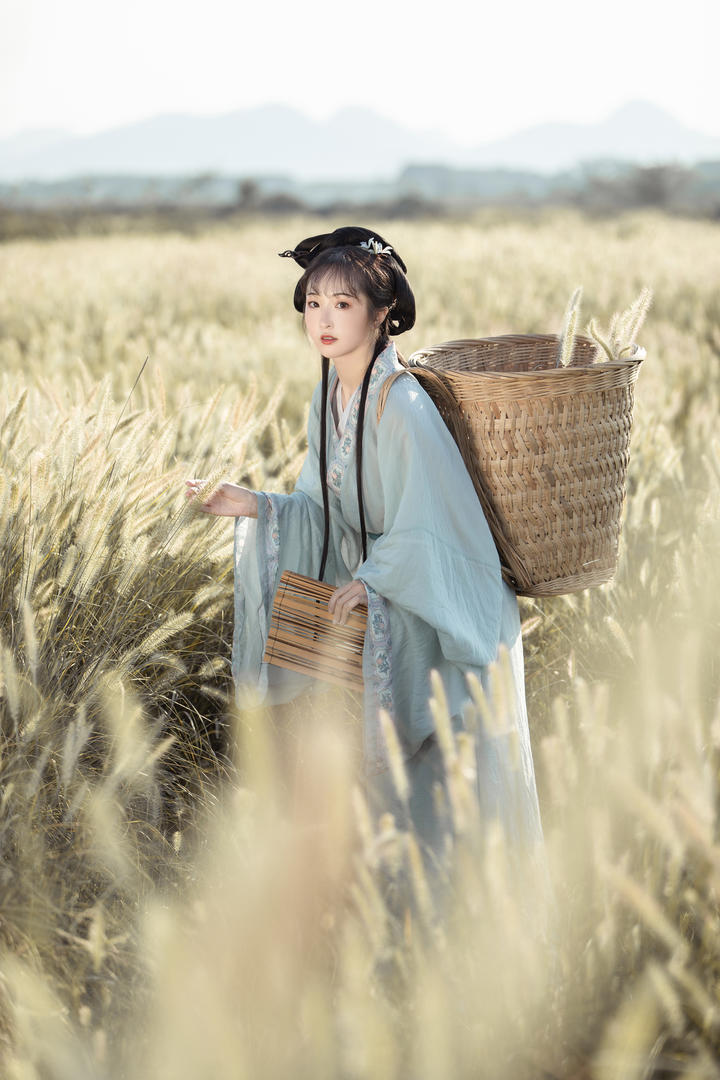 采草药的古装古风美女艺术照图片