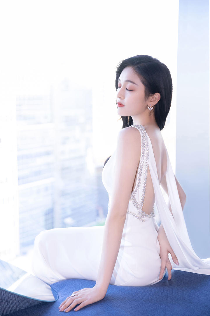 闭上眼睛的中国气质美女明星吴宣仪高清美照