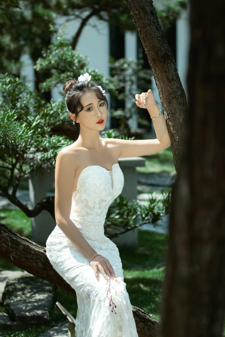 穿着婚纱的好身材美女个人艺术照图片欣赏