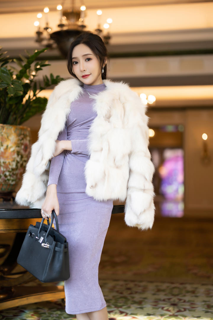 穿着皮草的性感气质女神王馨瑶美女高清图片