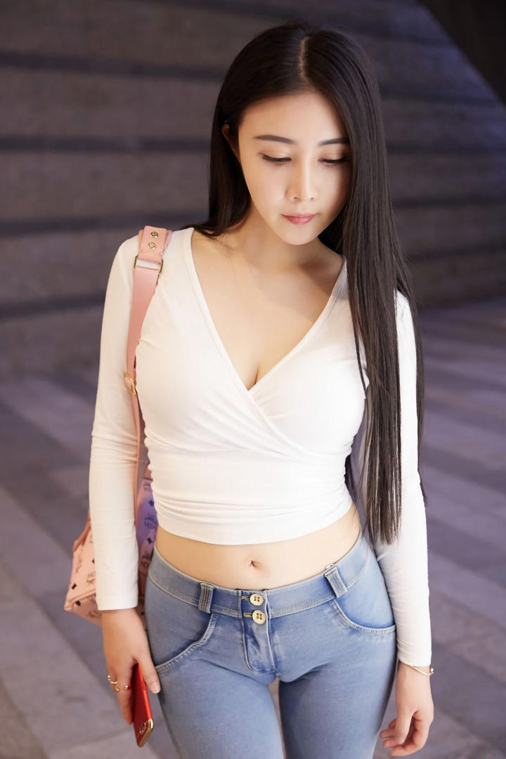 性感牛仔裤大胸美女高清图片壁纸