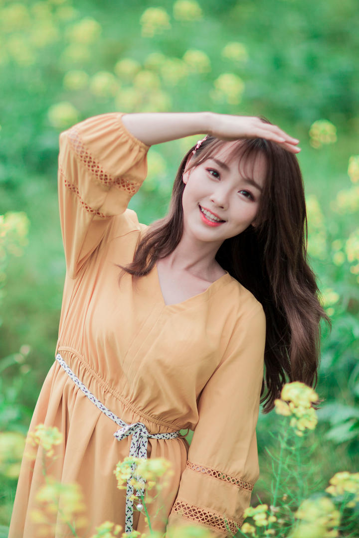 油菜花地里的唯美可爱女生丹婷写真图片