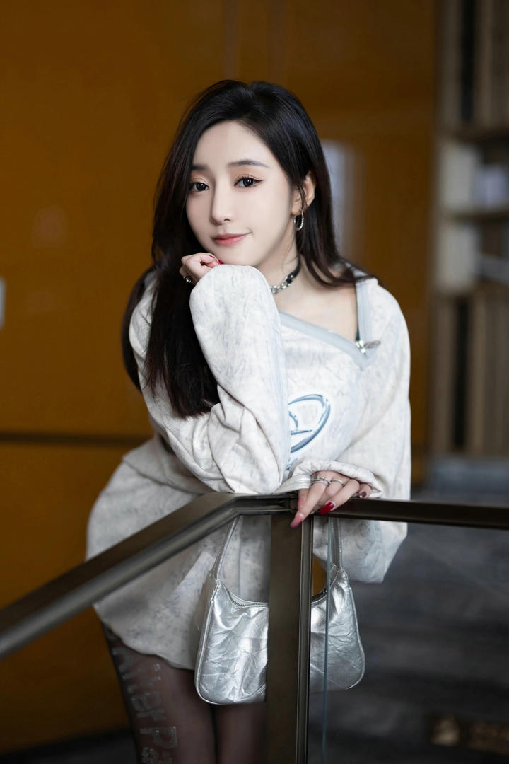 趴在栏杆上的气质女神王馨瑶美女壁纸下载