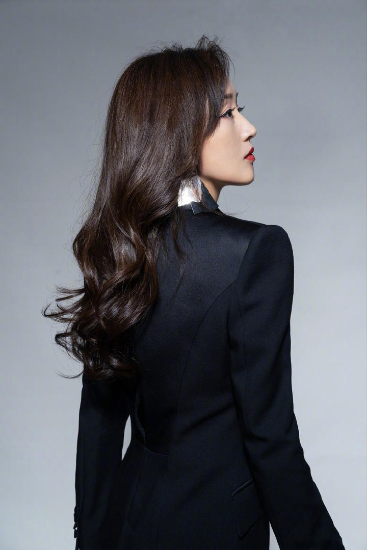 身穿黑色职业装的美女明星杨钰莹图片
