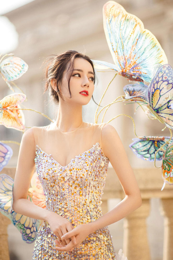 中国女明星迪丽热巴穿亮片吊带裙光彩夺目