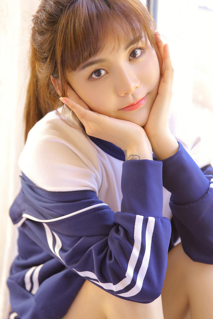 捧着脸的高清美女校花图片