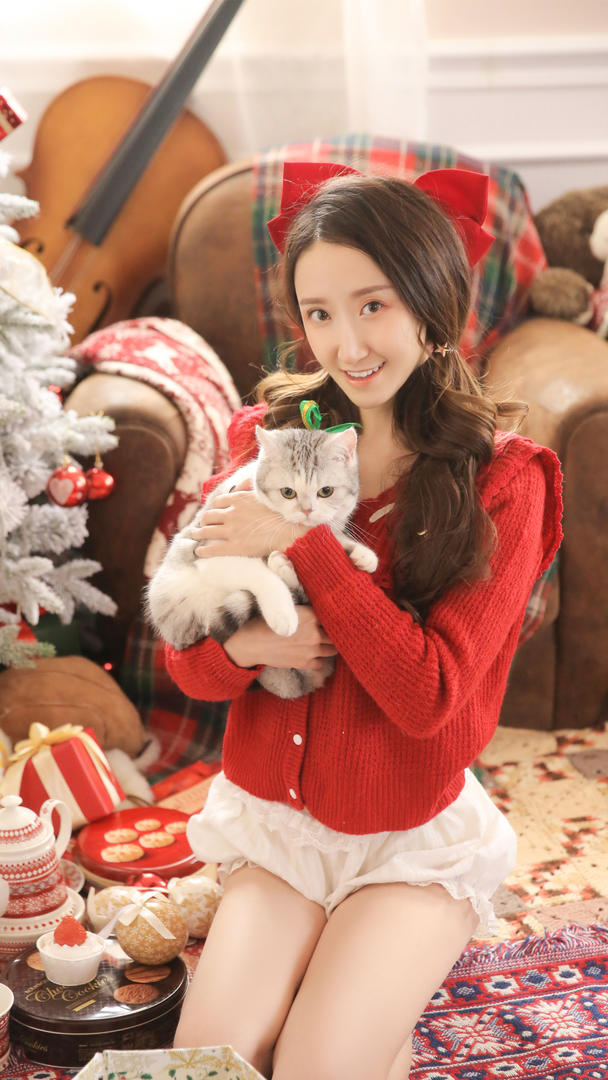 抱着猫咪的可爱女生头像图片