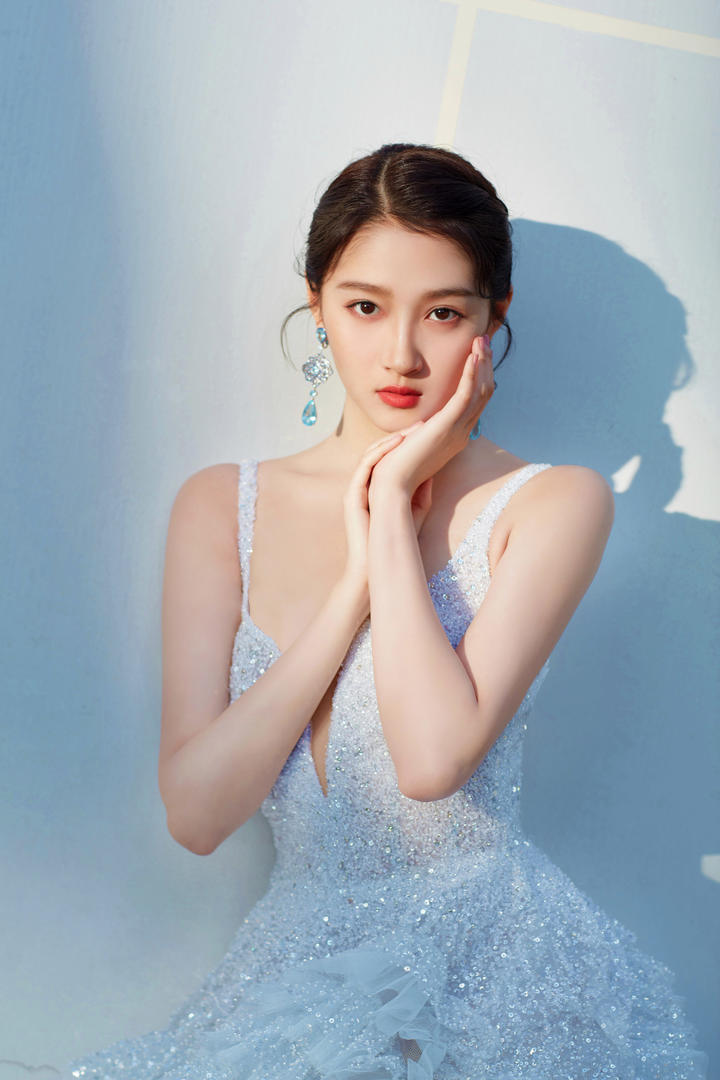 漂亮女神关晓彤穿亮片裙写真图片