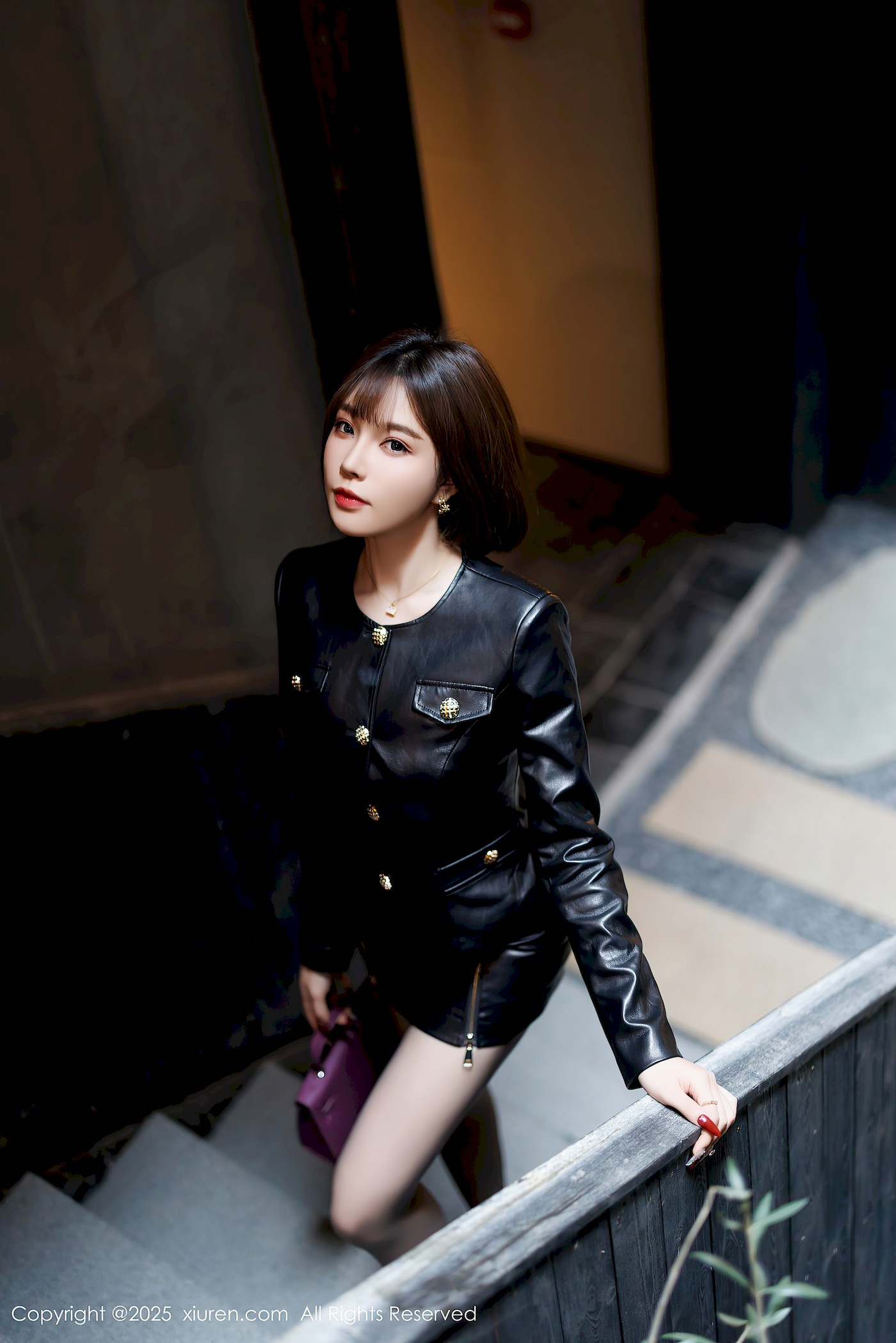 秀人网女神徐莉芝Booty黑色皮外套魅惑黑丝西安旅拍