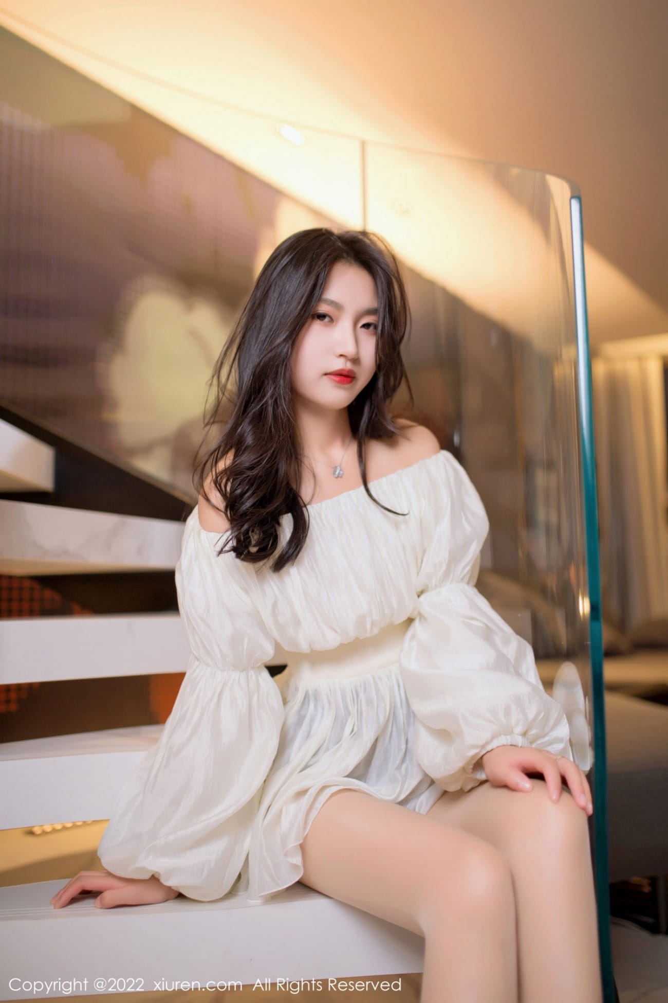 秀人网新人模特十九九丝袜美腿多套服饰明艳动人首套写真