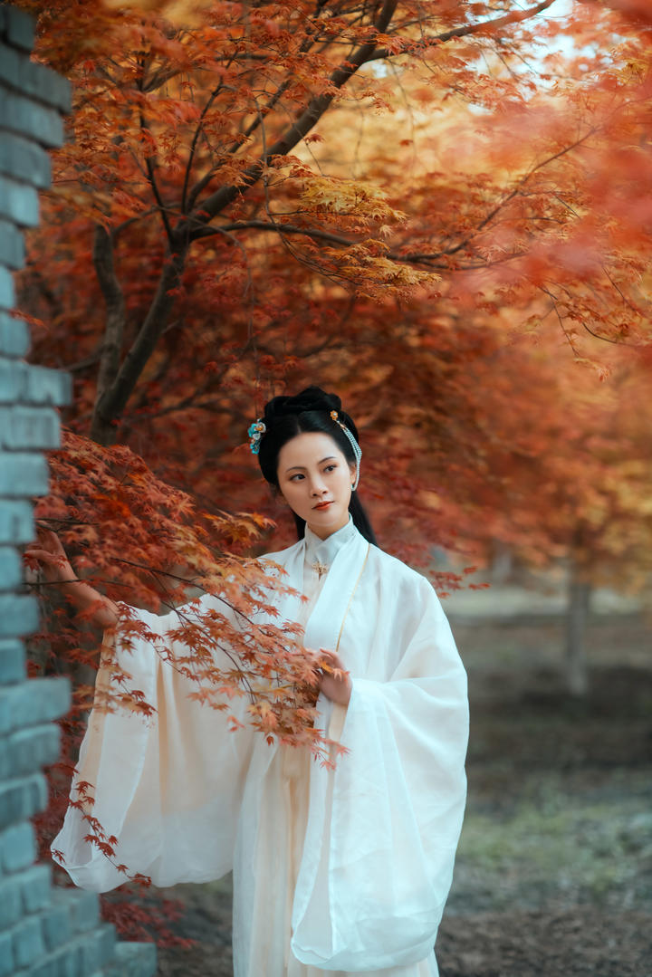 一身白衣的清纯古装汉服美女高清艺术写真图片