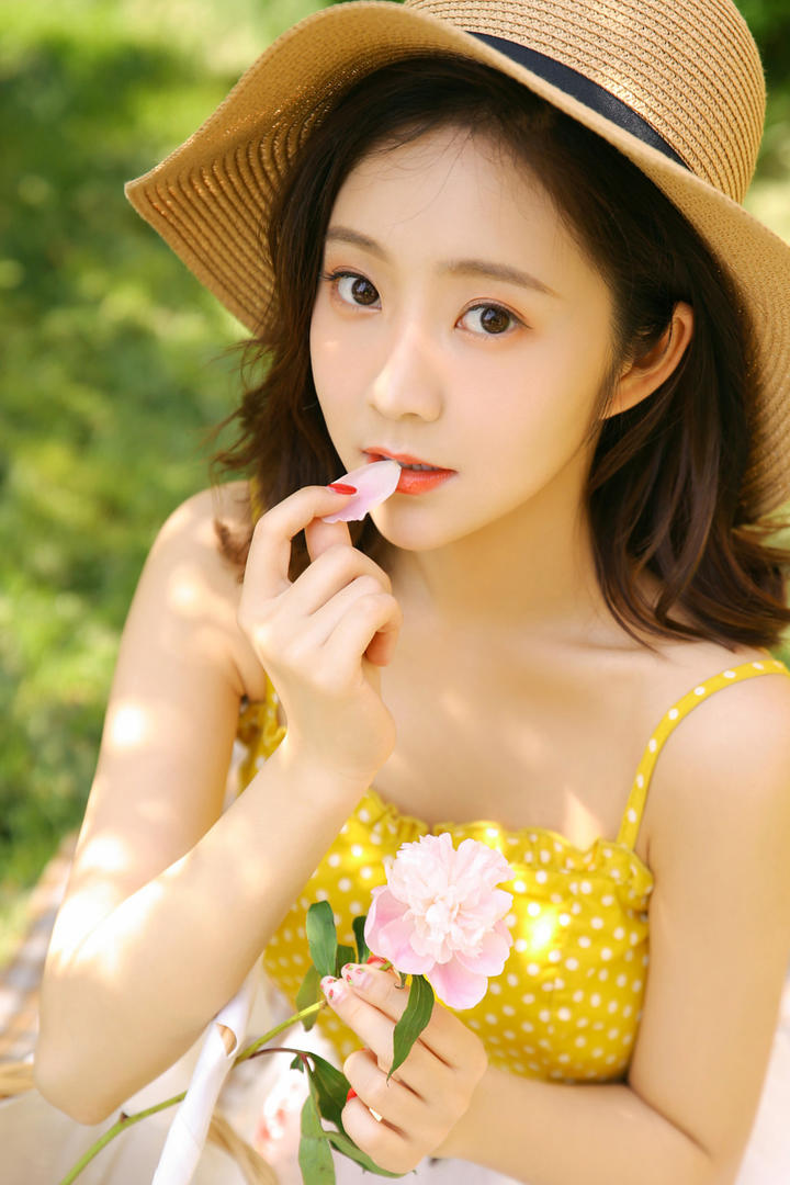 亲吻花瓣的高清甜美清纯美女写真图片