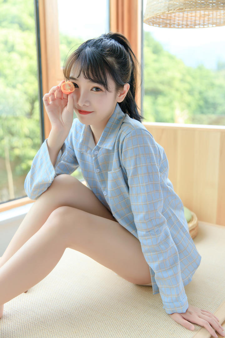 高清唯美拿着橘子的清纯甜美女孩图片