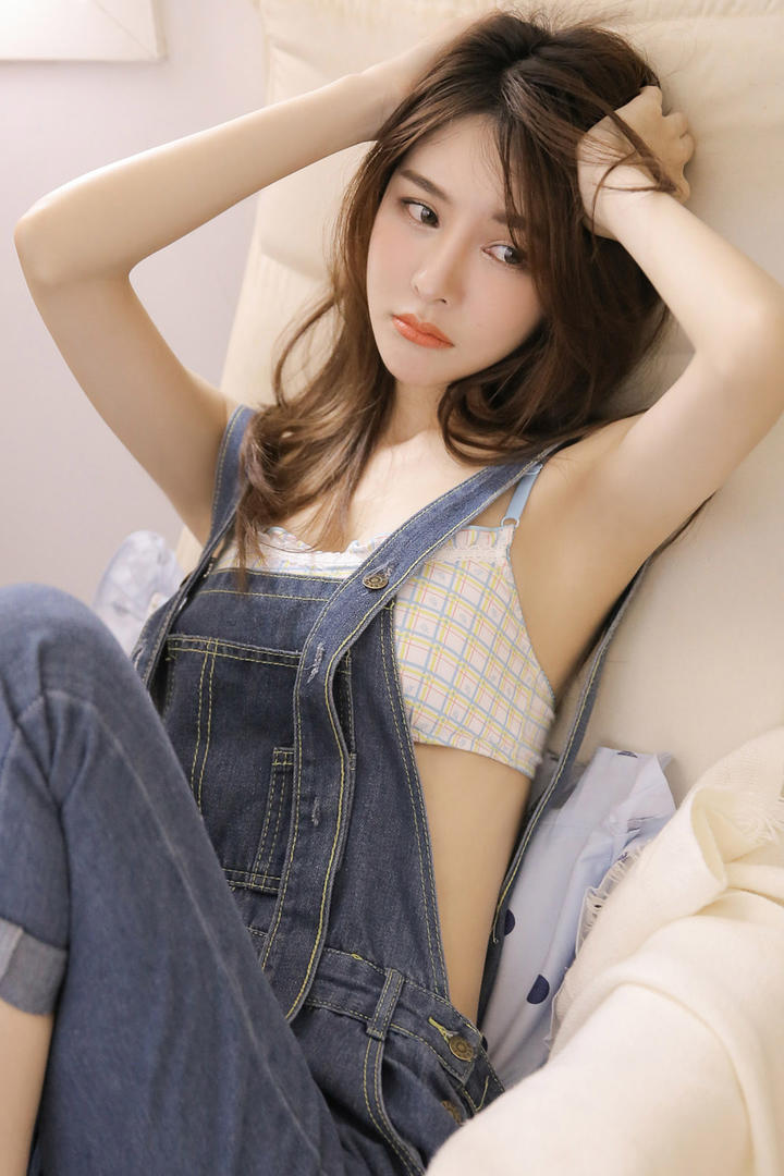 双手抱头的清纯美女图片