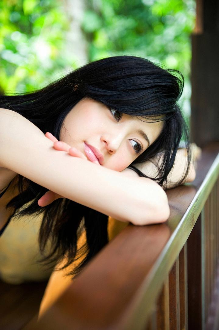 趴在栏杆上的清纯日本女生gogo人体艺术摄影图片