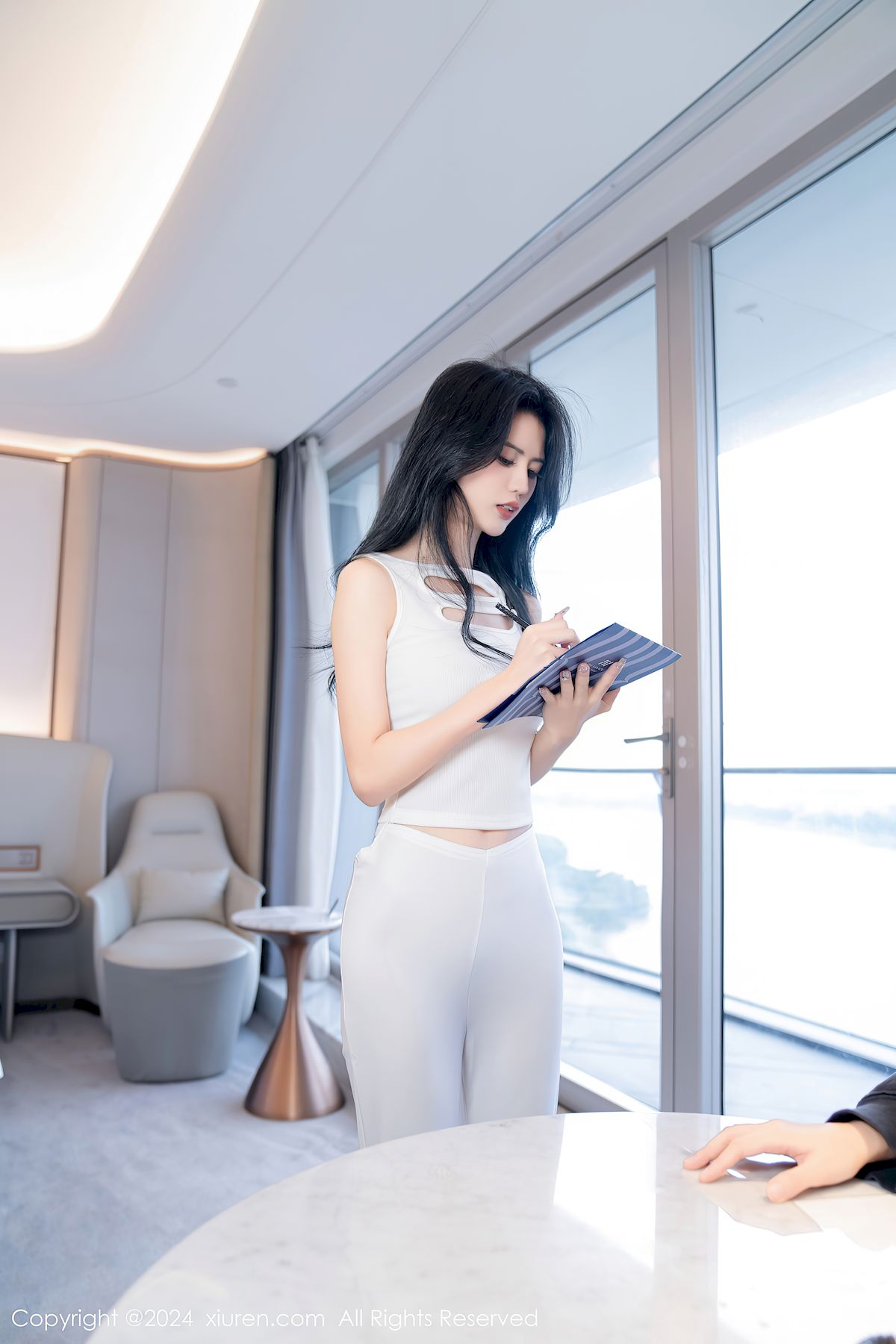 秀人网模特浅浅Danny白色上衣搭配简约长裤性感写真