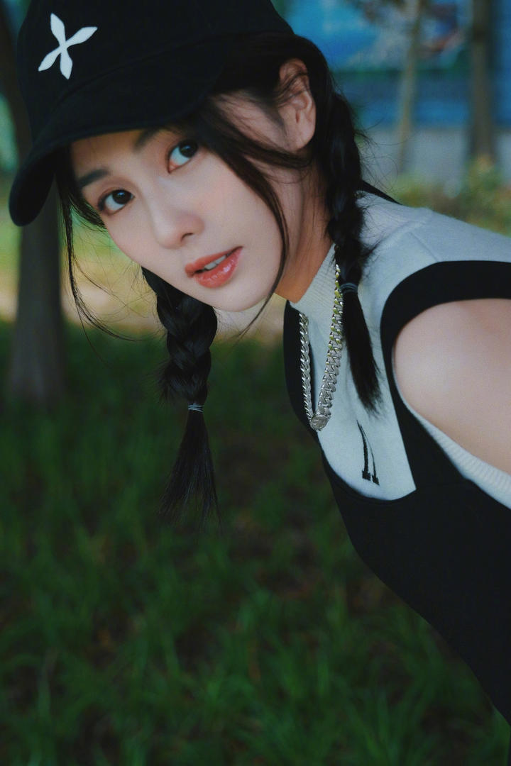 扎着小辫子的中国女明星白鹿写真壁纸图片