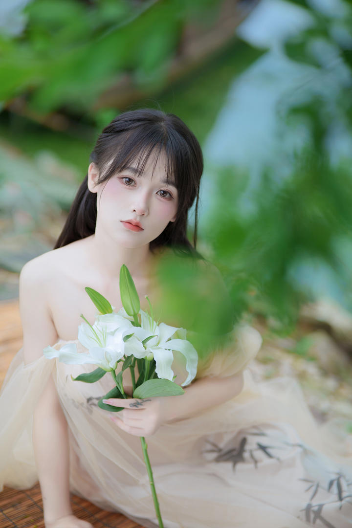 【初恋氧气感】白月光少女手捧鲜花薄纱裙摆迎风定格