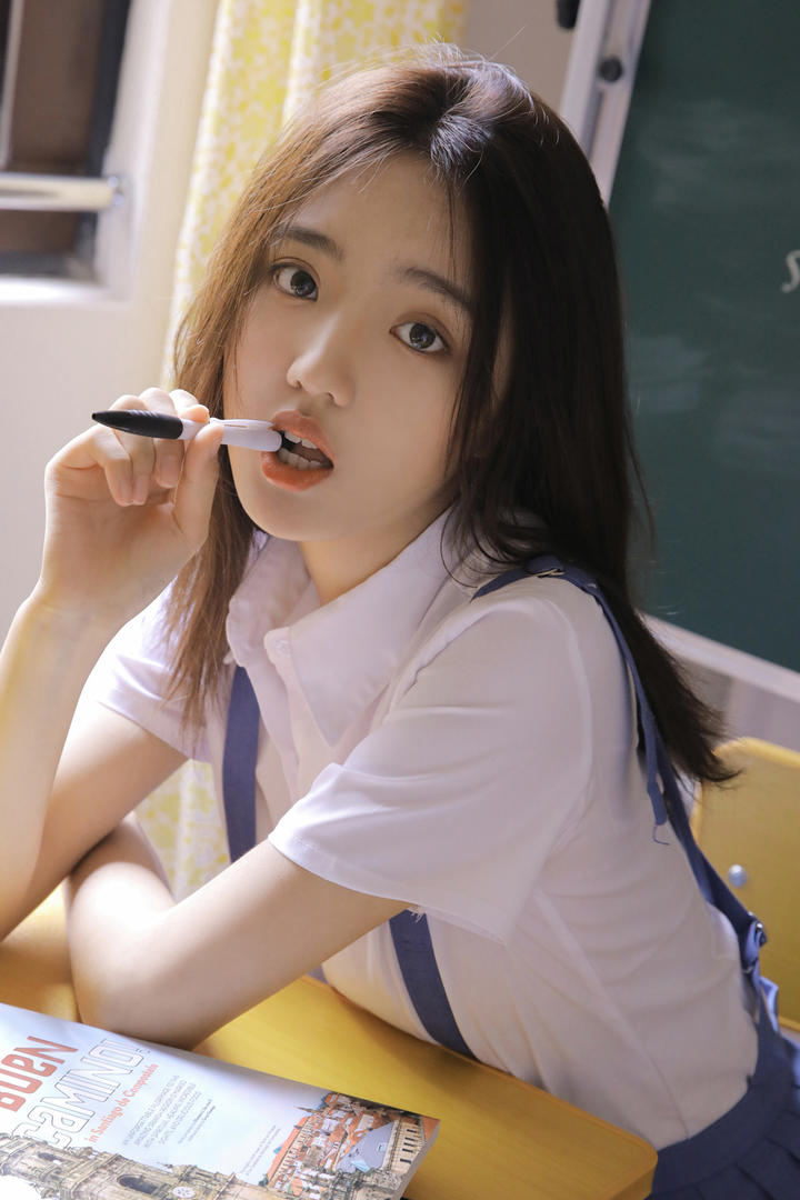 咬着笔的高清清纯女生写真