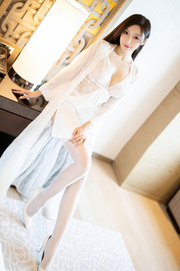 穿着透明蕾丝睡衣的秀人网美女模特王馨瑶写真集