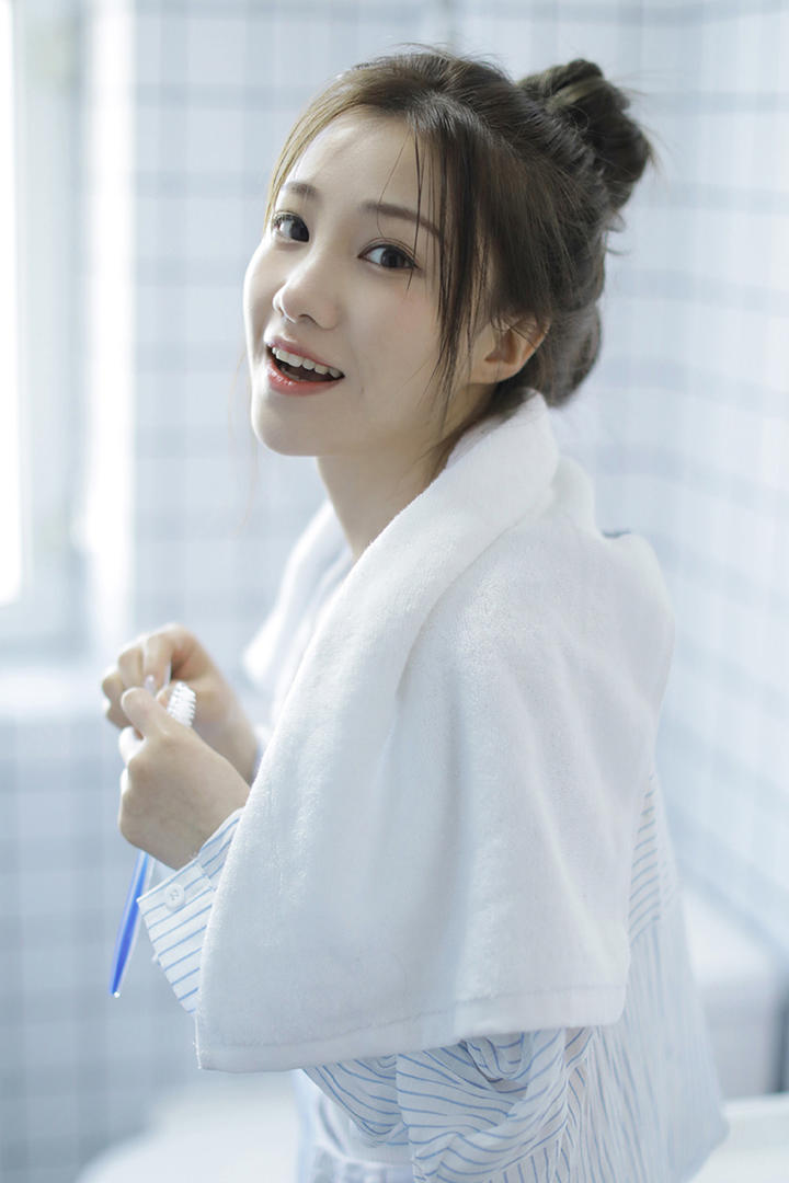 拿着牙刷的清纯美女写真