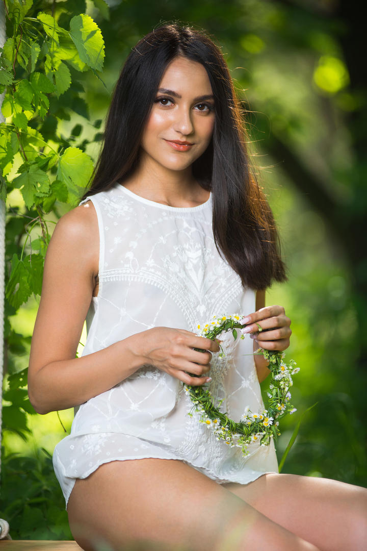 编花环的高清乌克兰美女写真图片