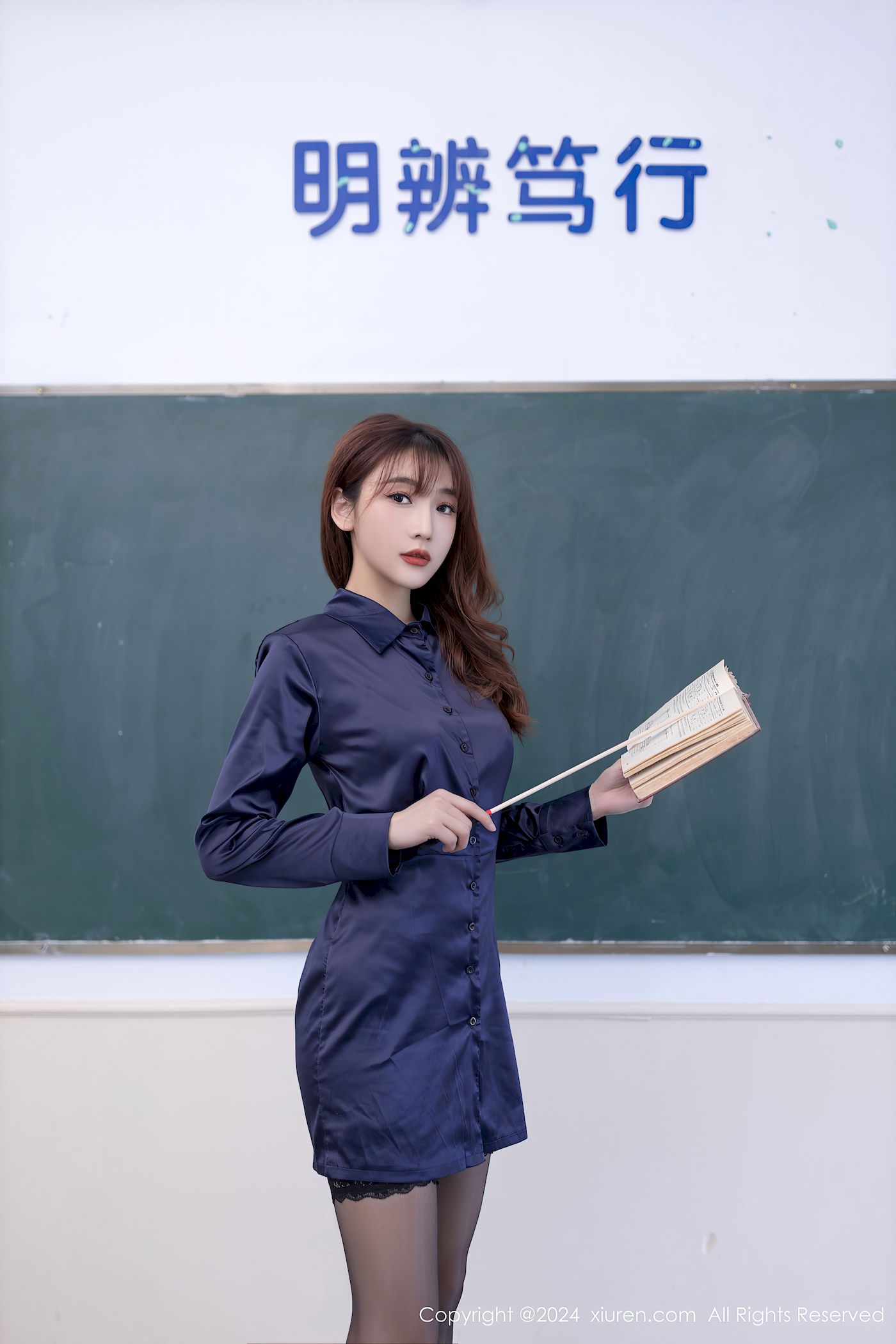 秀人网模特陆萱萱深蓝连衣短裙搭配黑丝性感写真