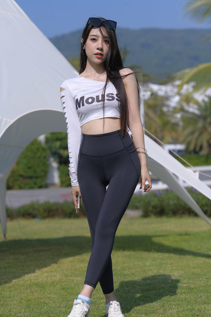 时尚靓丽美女穿紧身裤写真图片