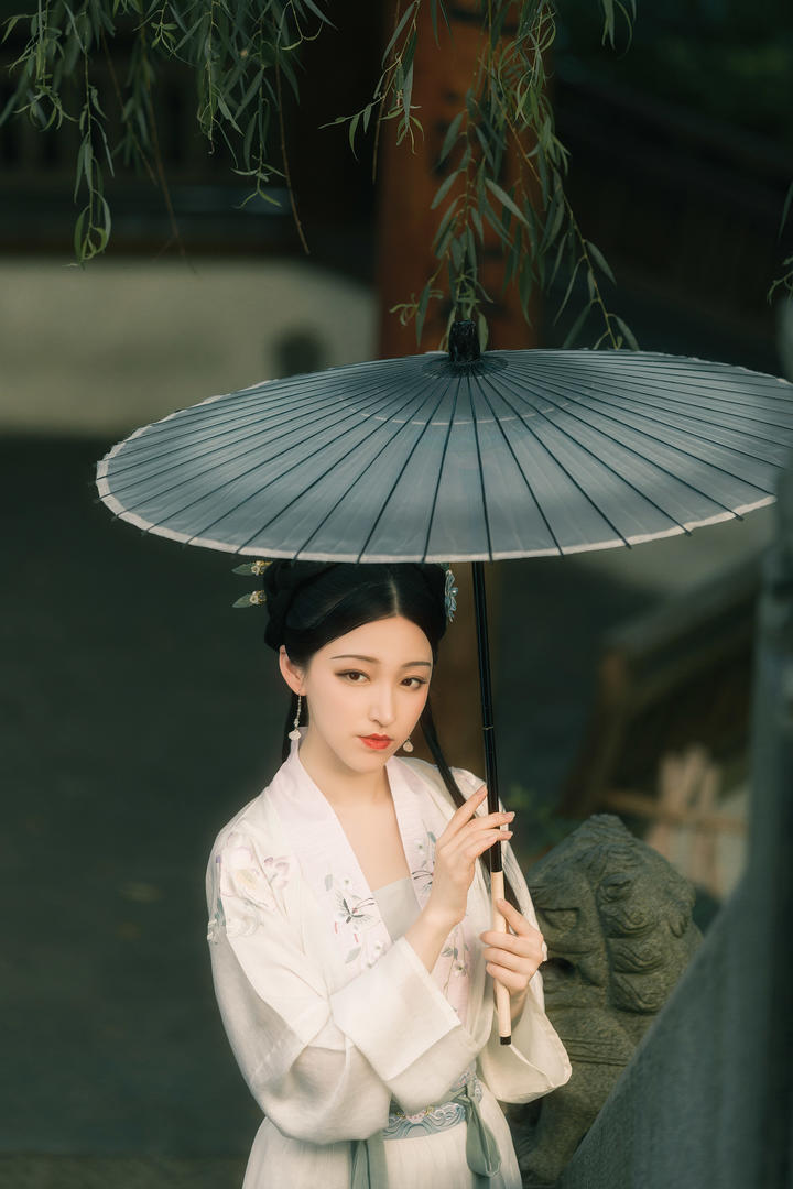 清秀的江南女子古装美女艺术写真图片