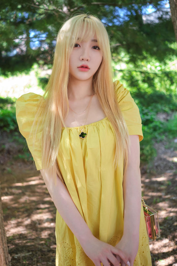 韩国黄色连衣裙美女户外个人艺术写真图片