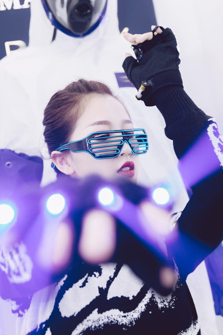 个性炫酷中国美女明星虞书欣图片