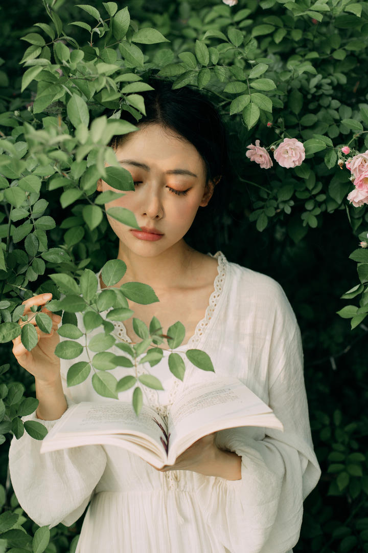 看书的清纯养眼美女高清壁纸图片大全