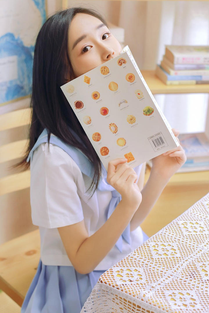 拿着食谱的青春美少女图片